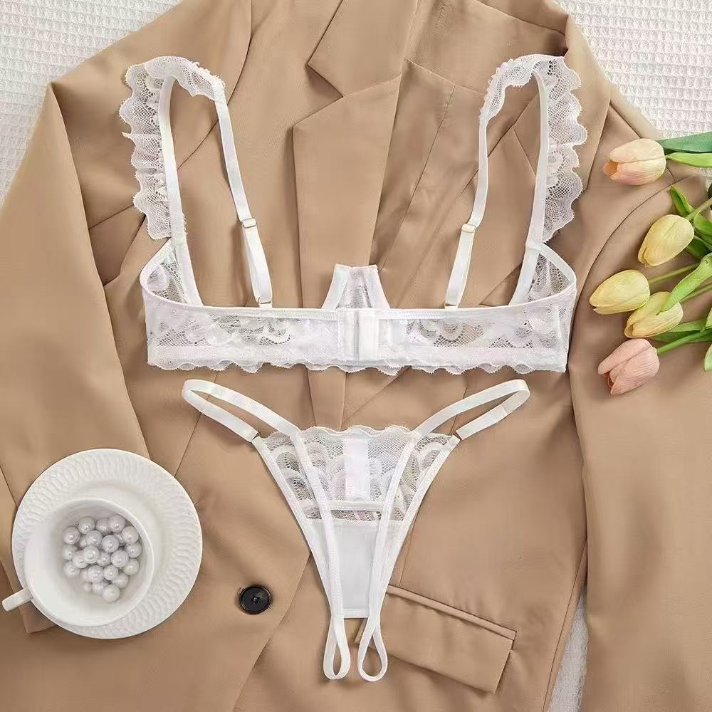 Three-piece sexy lingerie set, hollowed-out seductive and alluring lingerie set.