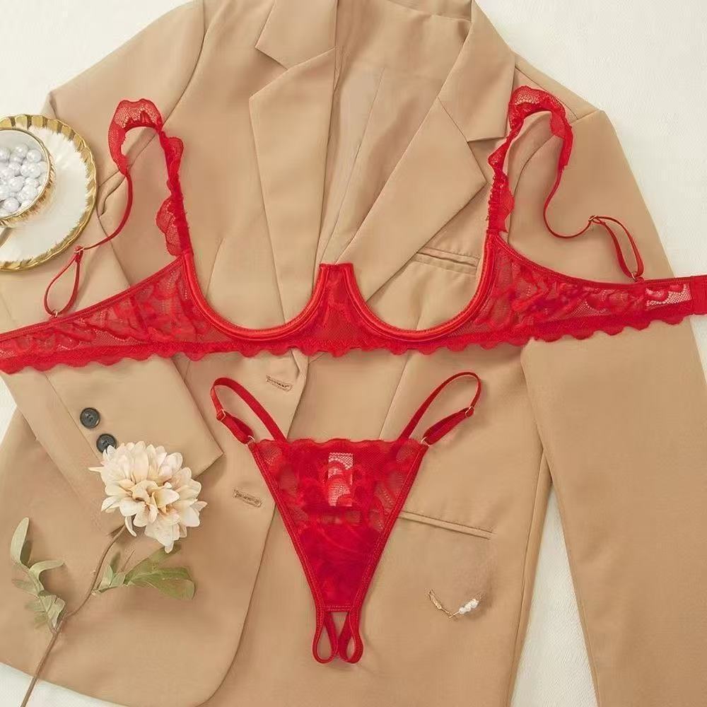 Three-piece sexy lingerie set, hollowed-out seductive and alluring lingerie set.