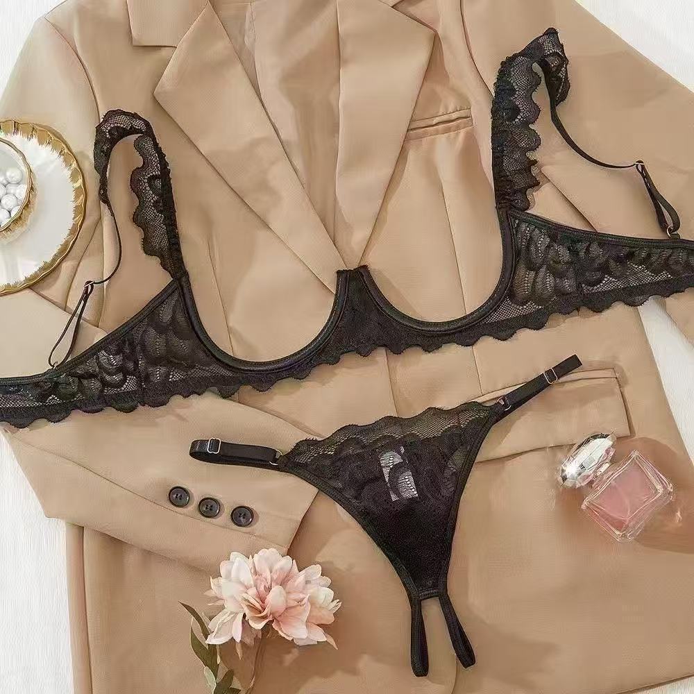 Three-piece sexy lingerie set, hollowed-out seductive and alluring lingerie set.